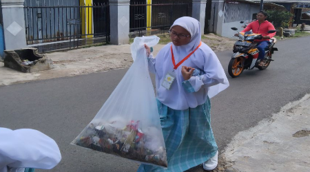 Keren! Aksi Pungut Sampah Santri Ponpes As-Syifa Sagalaherang